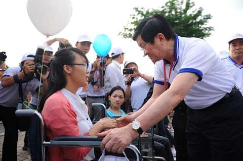 ທ່ານປະທານປະເທດ ເຈືອງເຈີນຊາງ ເຂົ້າຮ່ວມການຍ່າງ ຕອບສະໜອງວັນສາກົນເພື່ອຄົນພິການ